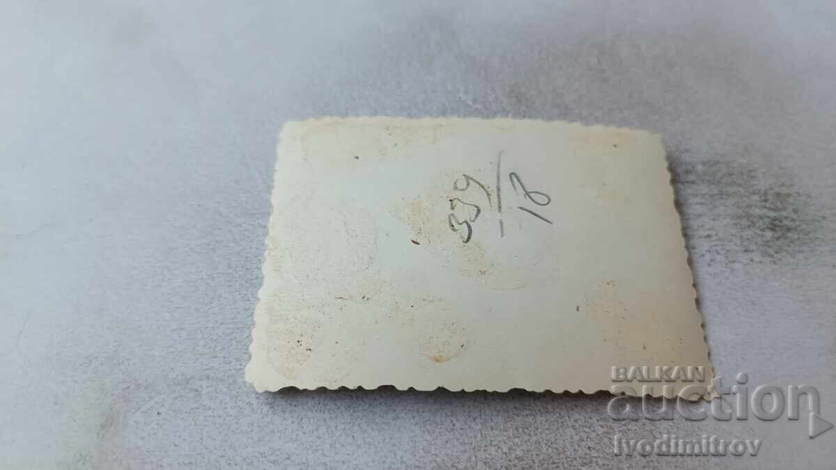 Fotografie Bărbat cu băț și urs cu preț 2.45 BGN | € 1.25