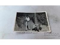 Fotografie Bărbat cu băț și urs