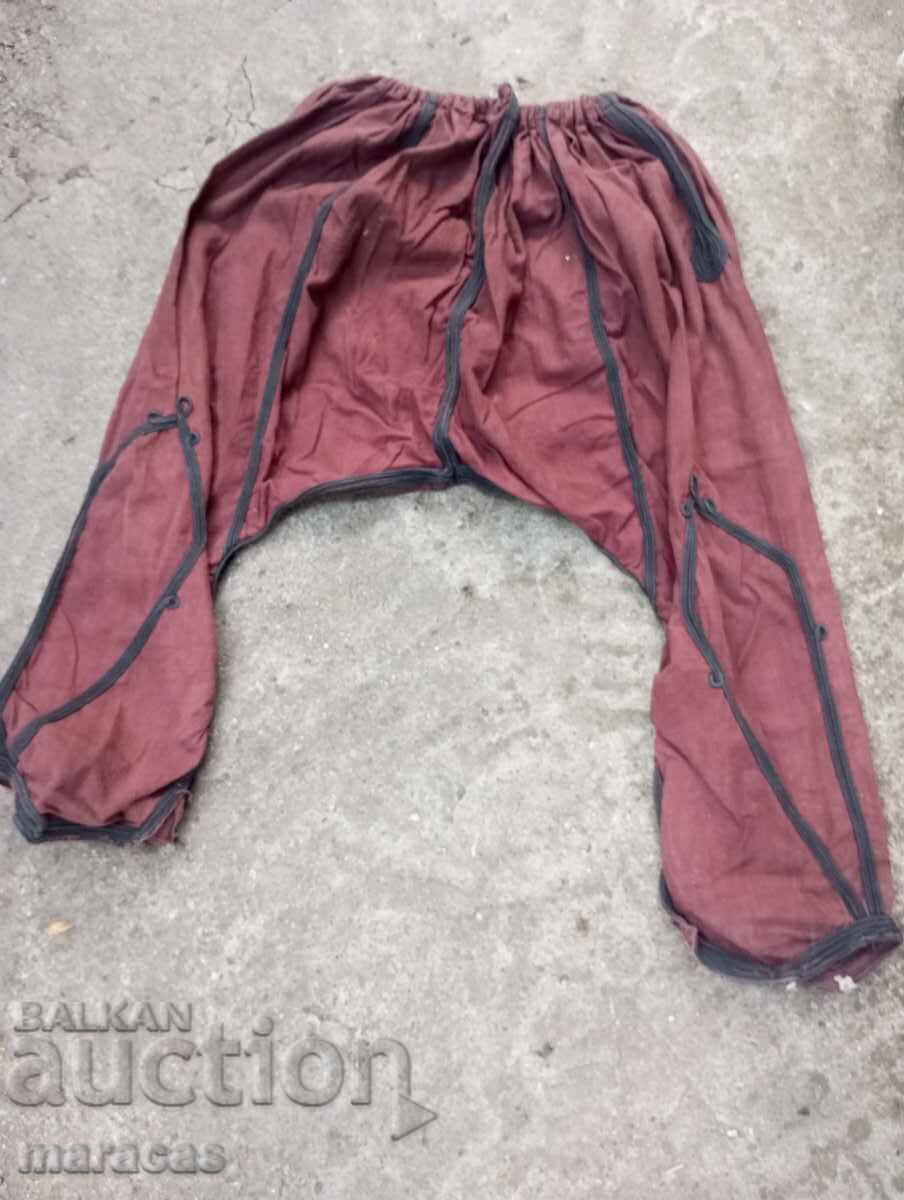 Livrarea Haine vechi, ie și pantaloni largi