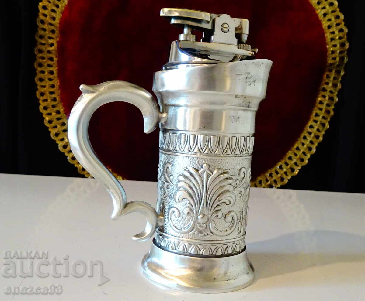 Auction  Tabletop gas lighter made of tin, 310 g