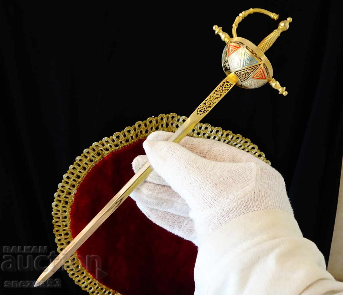 Toledo sabie, pumnal, spadă 26 cm, aur, ornamente cu preț 56.00 BGN | € 28.63 Toledo sabie, pumnal, spadă 26 cm, aur, ornamente cu preț 56.00 BGN | € 28.63