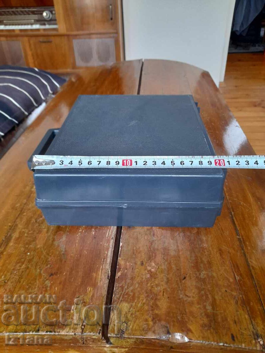 Old plastic suitcase with price 12.00 BGN | € 6.14 Old plastic suitcase with price 12.00 BGN | € 6.14