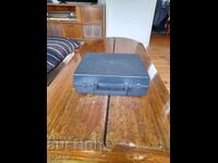 Valiză veche de plastic