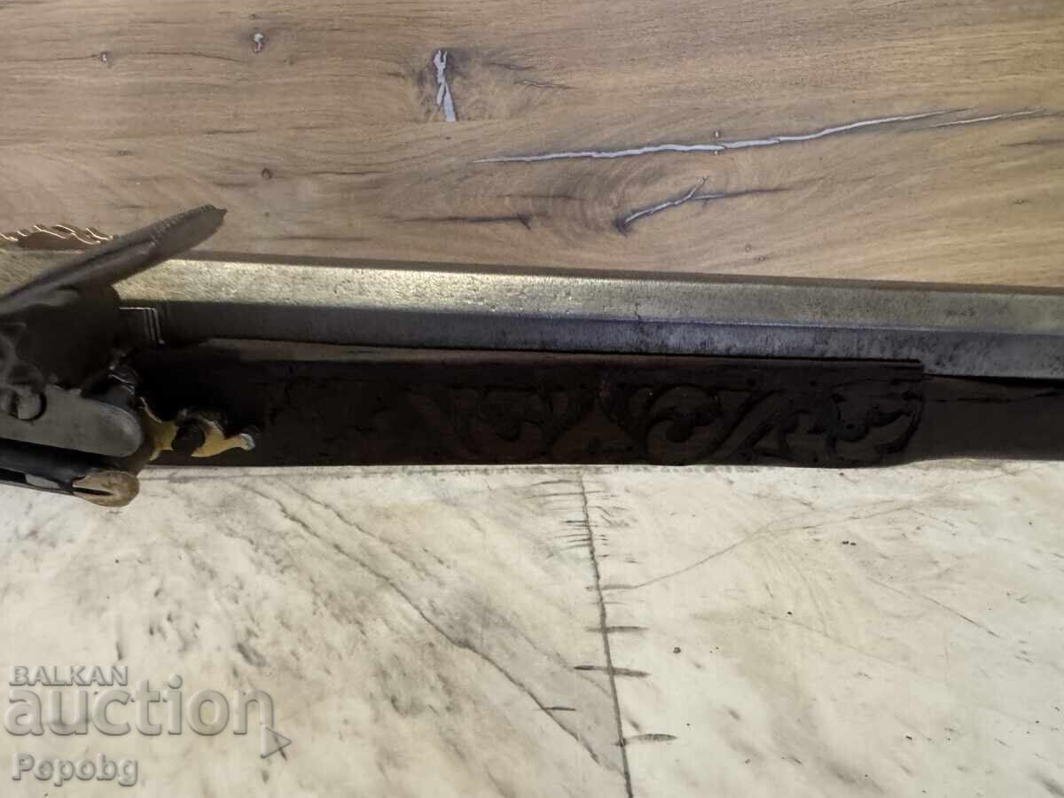 Licitație Veche pușcă cu cremene Licitație Veche pușcă cu cremene