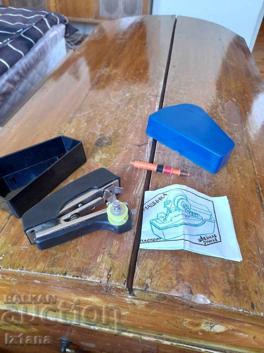 Παλιά χειροκίνητη ραπτομηχανή με τιμή 45.00 BGN | € 23.01