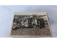 Fotografie Bărbați și femei în fața unui avion cu elice