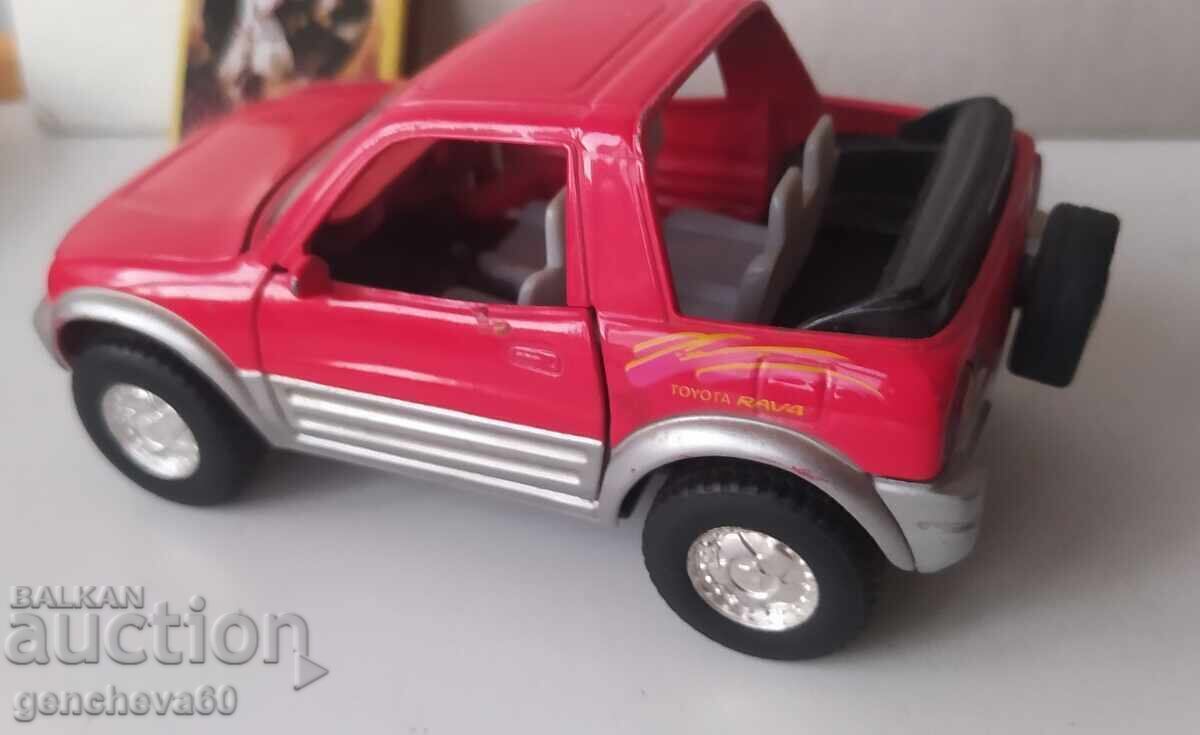 Livrarea Carucior vintage TOJOTA RAV-4 din metal Livrarea Carucior vintage TOJOTA RAV-4 din metal