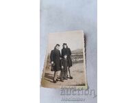 Φωτογραφία Δρυός Δύο γυναίκες και αγόρι στον δρόμο 1943