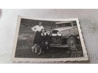 C-ca Două fete tinere cu autoturism retro cu nr. de înmatriculare Sf 707