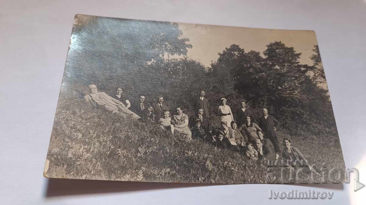 Φωτογραφία Μέζδρα Άνδρες γυναίκες και παιδιά στο αμπέλι 1932 Φωτογραφία Μέζδρα Άνδρες γυναίκες και παιδιά στο αμπέλι 1932