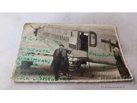 Φωτογραφία Άνδρα δίπλα σε σκαλί γερμανικού επιβατικού αεροπλάνου