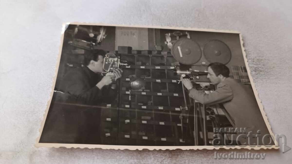 Снимка Двама мъже с ретро операторски камери