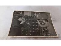 Fotografie Doi bărbați cu camere de operator retro