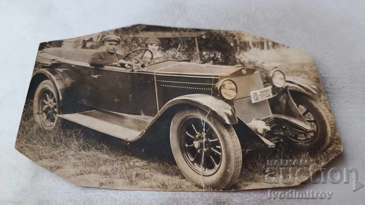 S-ka Mŭzh και νεαρή κοπέλα με ρετρό αυτοκίνητο αρ. κυκλοφορίας Σφ 1122