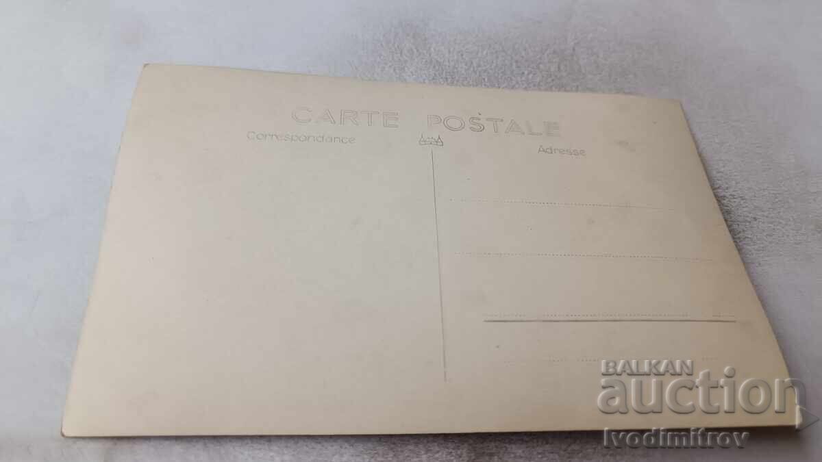 Снимка Мъже жени и деца пред почивна станция с цена 2.45 лв. | € 1.25