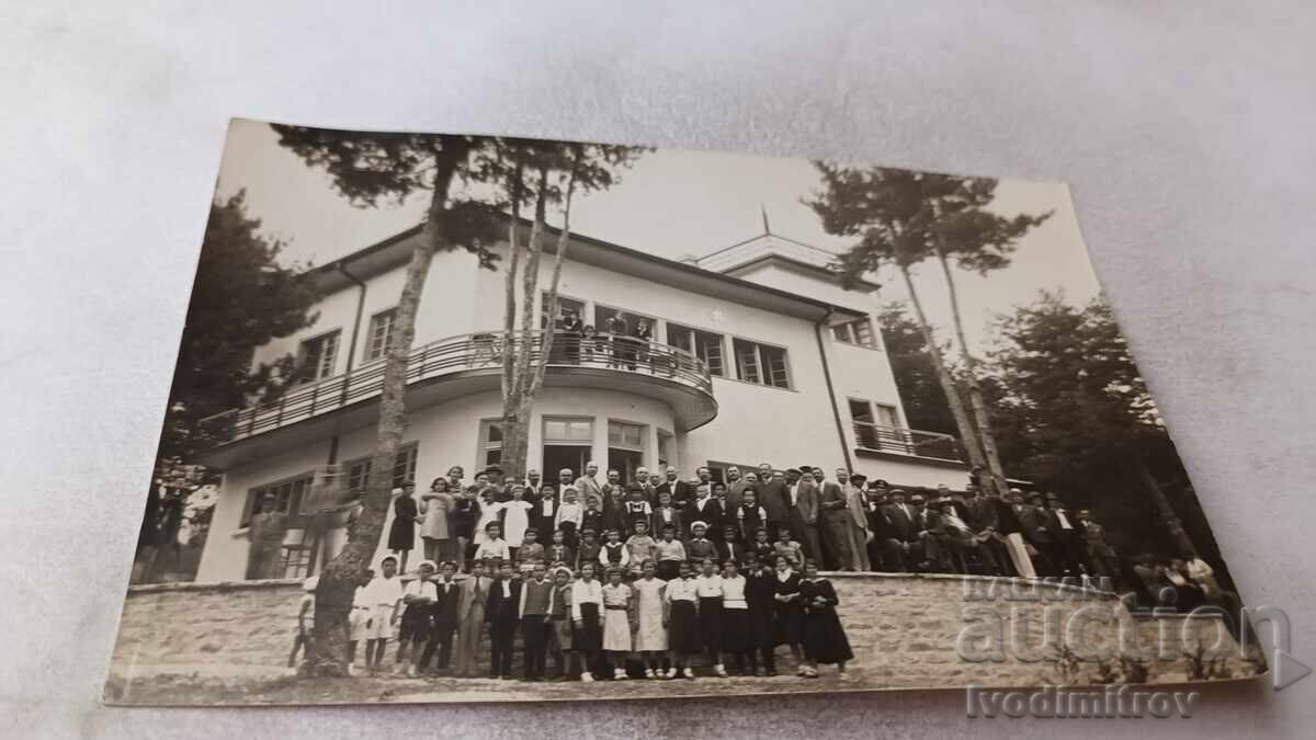 Снимка Мъже жени и деца пред почивна станция