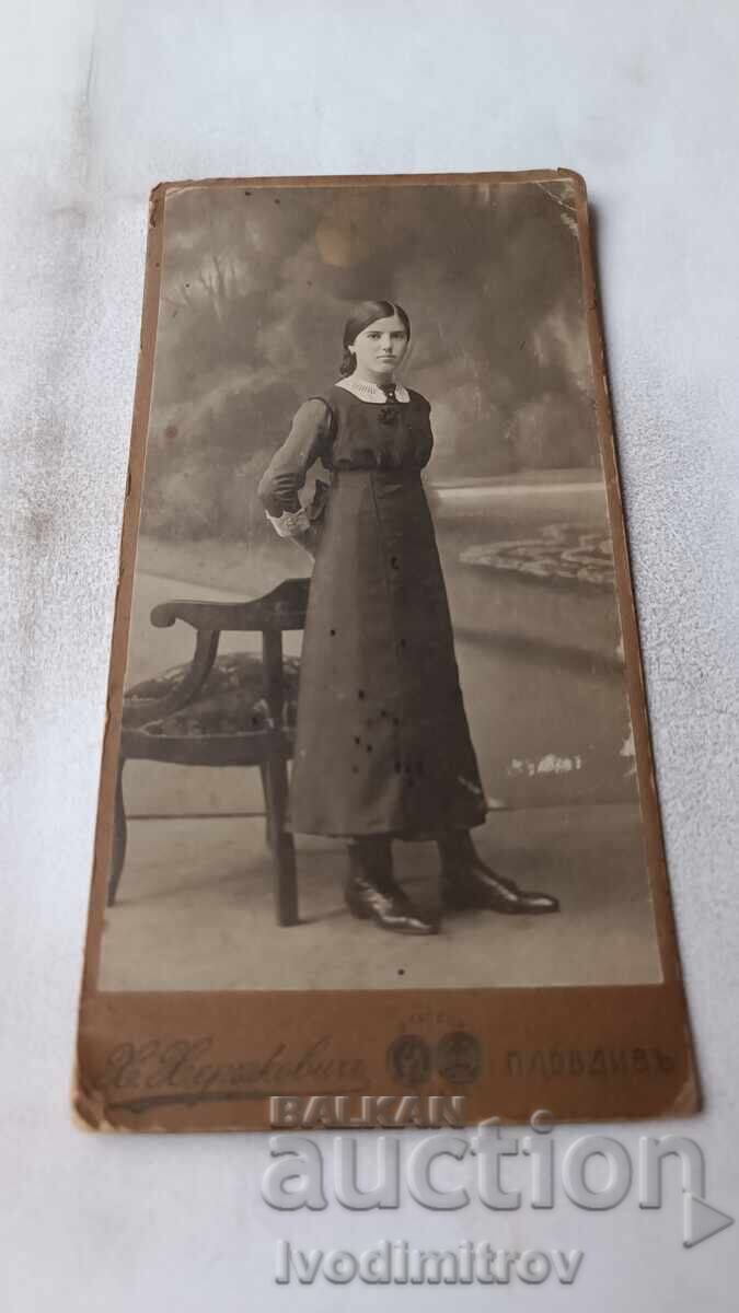 Φωτογραφία Νεαρό κορίτσι από χαρτόνι