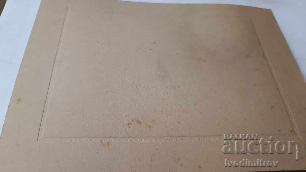 Φωτογραφία Άνδρας γυναίκα και νεαρά κορίτσια Χαρτόνι με τιμή 7.45 BGN | € 3.81 Φωτογραφία Άνδρας γυναίκα και νεαρά κορίτσια Χαρτόνι με τιμή 7.45 BGN | € 3.81