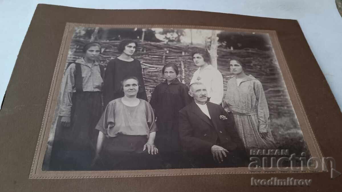 Φωτογραφία Άνδρας γυναίκα και νεαρά κορίτσια Χαρτόνι Φωτογραφία Άνδρας γυναίκα και νεαρά κορίτσια Χαρτόνι