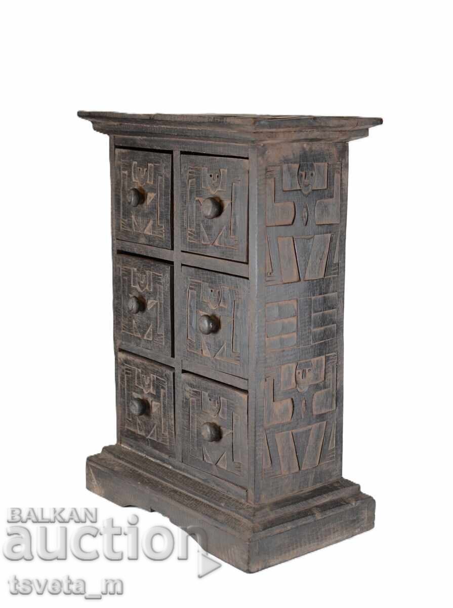 Μικρό ξύλινο ντουλάπι με ξυλόγλυπτη χειροποίητη με τιμή 85.00 BGN | € 43.46