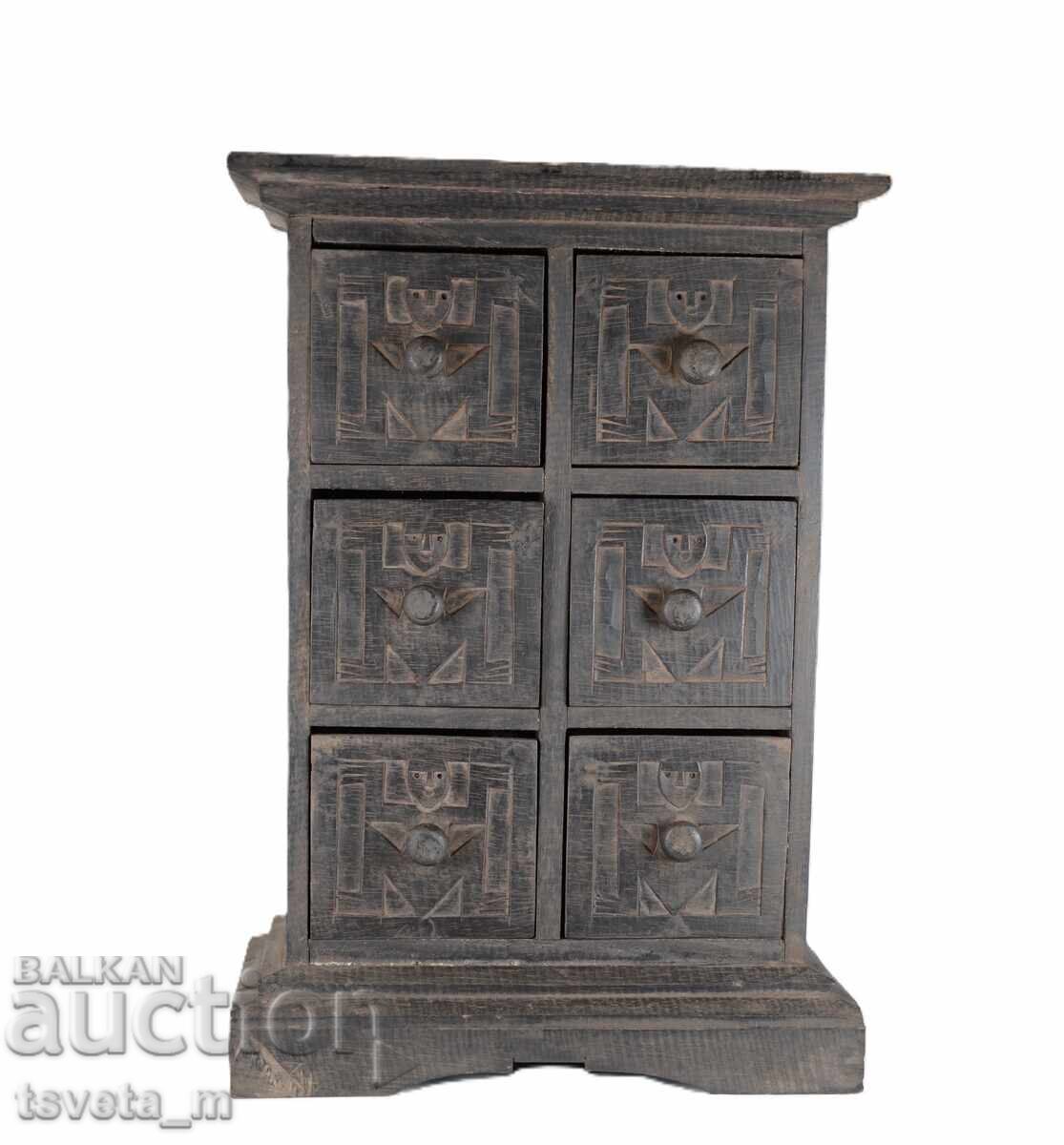 Δημοπρασία Μικρό ξύλινο ντουλάπι με ξυλόγλυπτη χειροποίητη