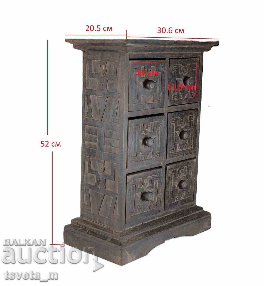 Μικρό ξύλινο ντουλάπι με ξυλόγλυπτη χειροποίητη