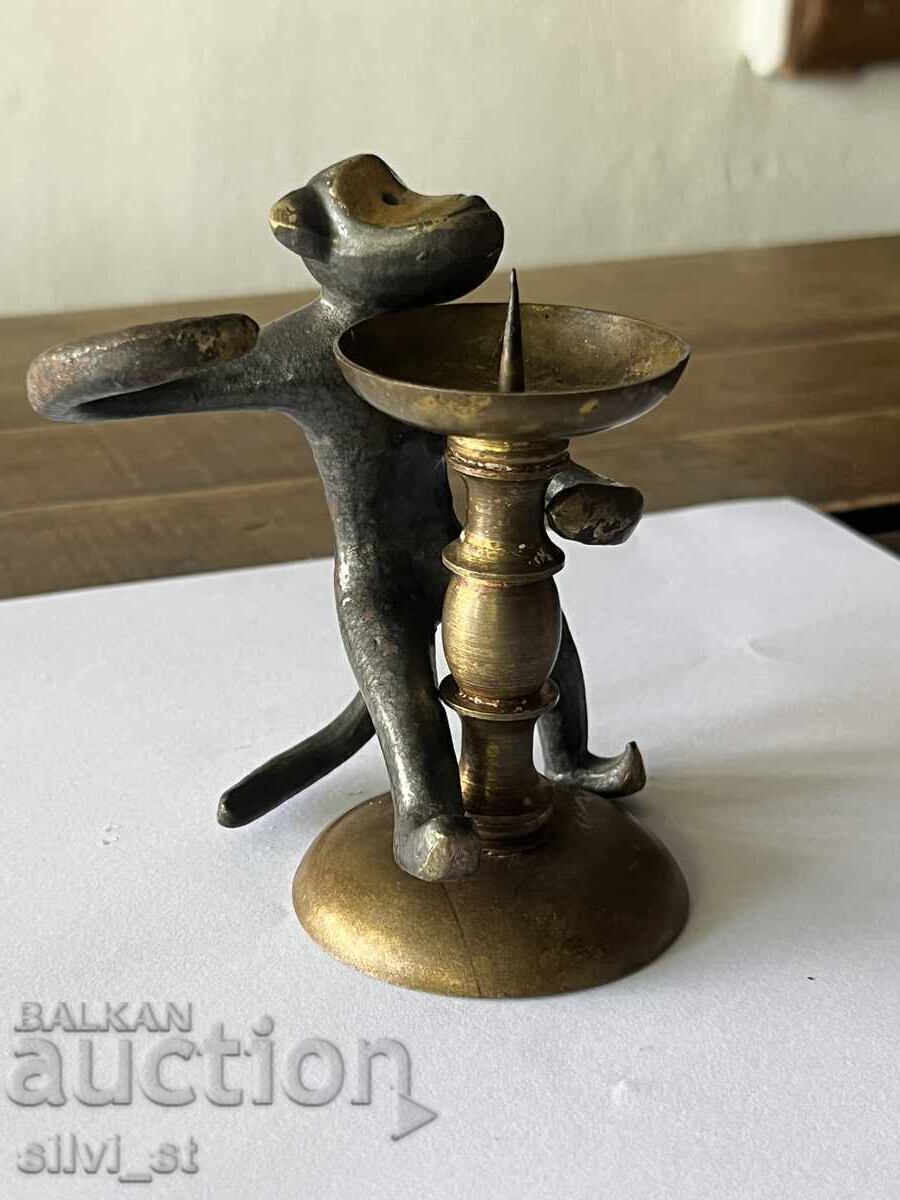 Figurină de alamă maimuță cu sfeșnic cu preț 25.00 BGN | € 12.78 Figurină de alamă maimuță cu sfeșnic cu preț 25.00 BGN | € 12.78