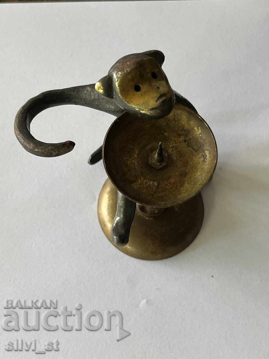 Licitație Figurină de alamă maimuță cu sfeșnic Licitație Figurină de alamă maimuță cu sfeșnic