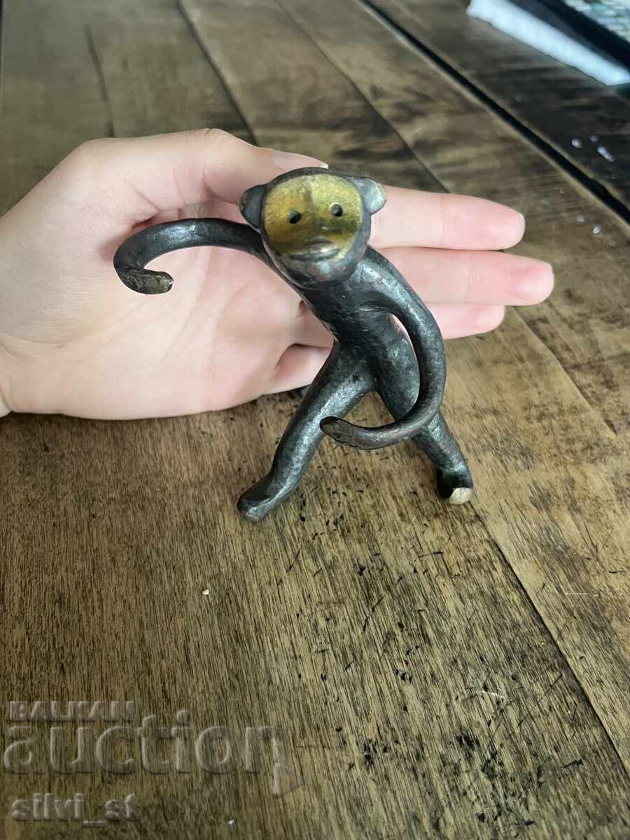 Figurină de alamă maimuță cu sfeșnic Figurină de alamă maimuță cu sfeșnic