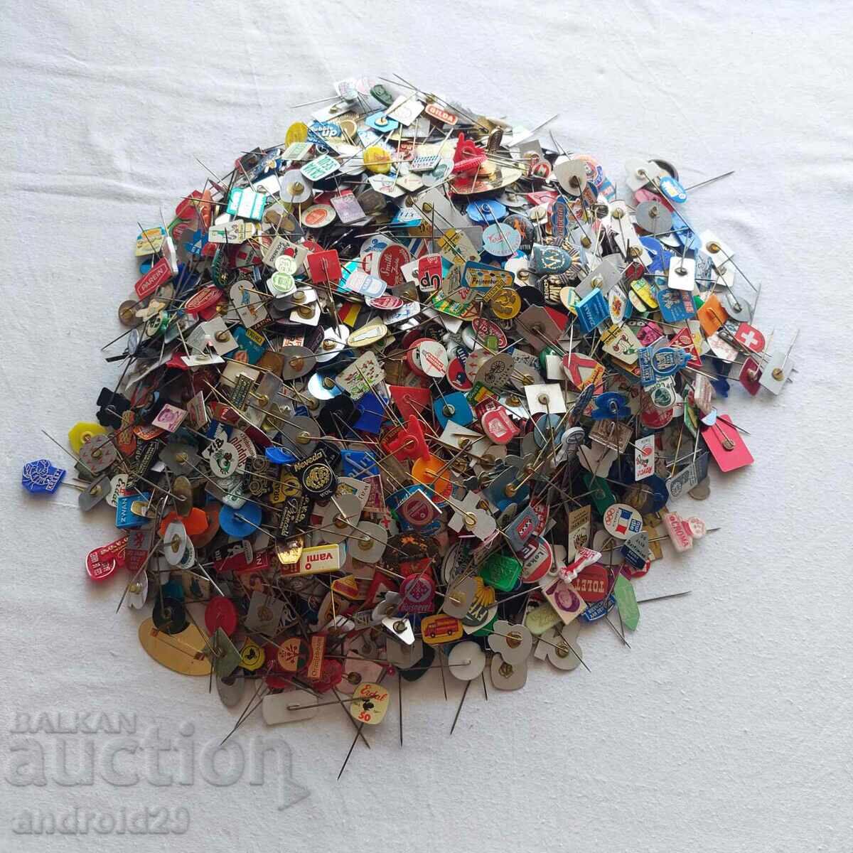 Huge Lot of Badges (1.4 kilograms, 1400+ pieces) Huge Lot of Badges (1.4 kilograms, 1400+ pieces)