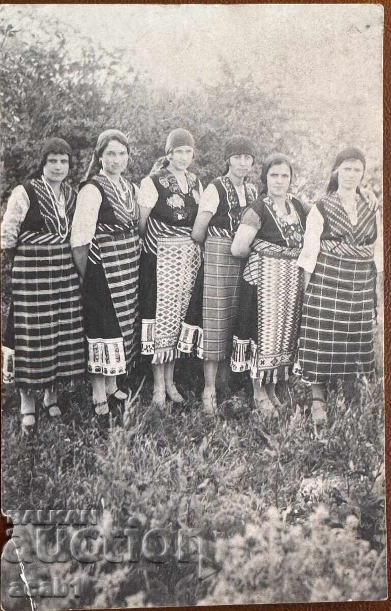 Costume populare din Elhovo cu preț 24.99 BGN | € 12.78