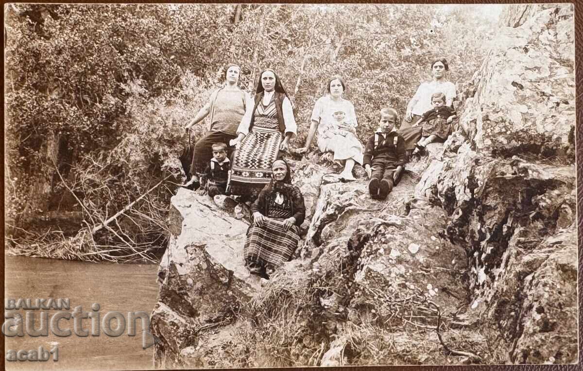 Femei cu costume populare din Elhovo lângă râu Femei cu costume populare din Elhovo lângă râu