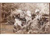 Femei cu costume populare din Elhovo lângă râu