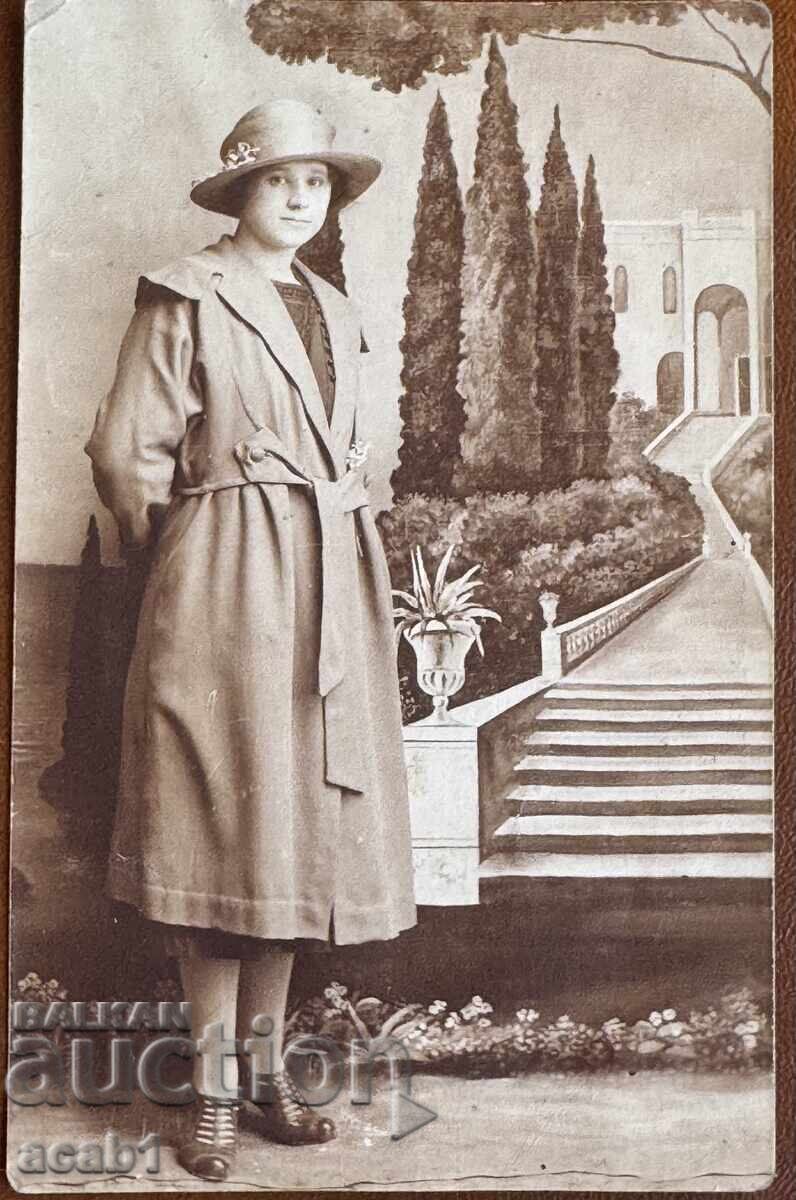 Fotografie de studio cu o doamnă elegantă