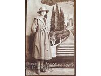 Студийна фотография на елегантна дама