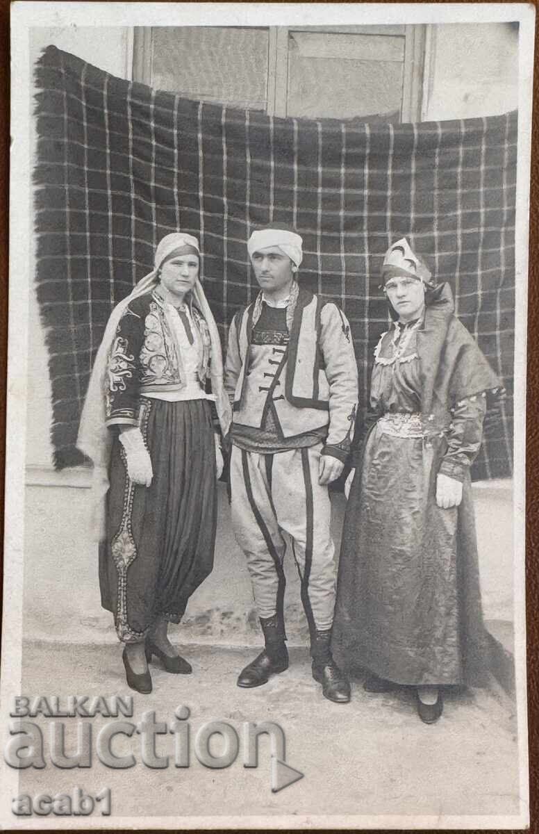 Costume populare cu preț 11.99 BGN | € 6.13 Costume populare cu preț 11.99 BGN | € 6.13