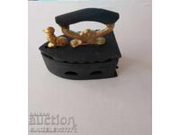 O fieră veche din fontă în flăcări