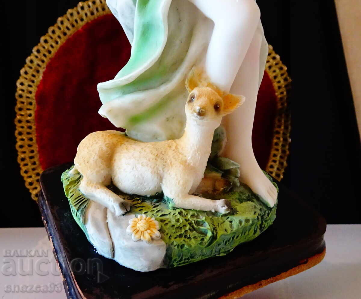 Порцеланова статуетка,фигура Дама,Фея и Сърна,22 см. с цена 36.00 лв. | € 18.41