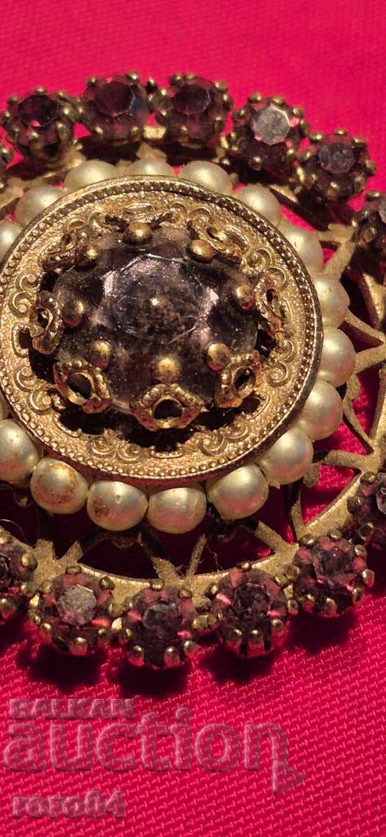 Auction  BROOCH
