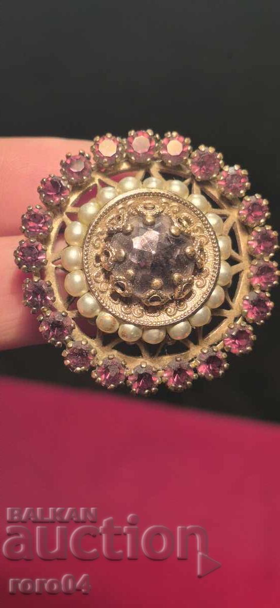 BROOCH