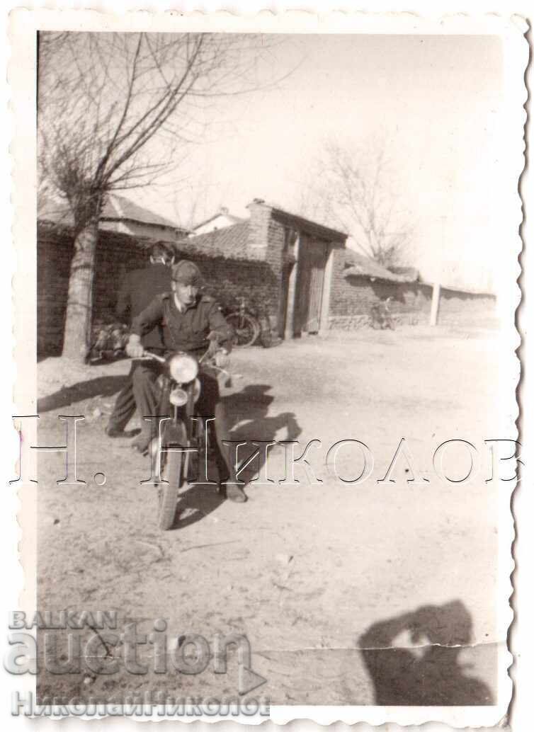 MICĂ POZĂ VECHE SOLDAT PE MOTOCICLETĂ E226