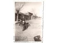 MICĂ POZĂ VECHE SOLDAT PE MOTOCICLETĂ E226