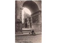 FOTOGRAFIE VECHE ROMAN ÎN FAȚA COLIZEULUI E237