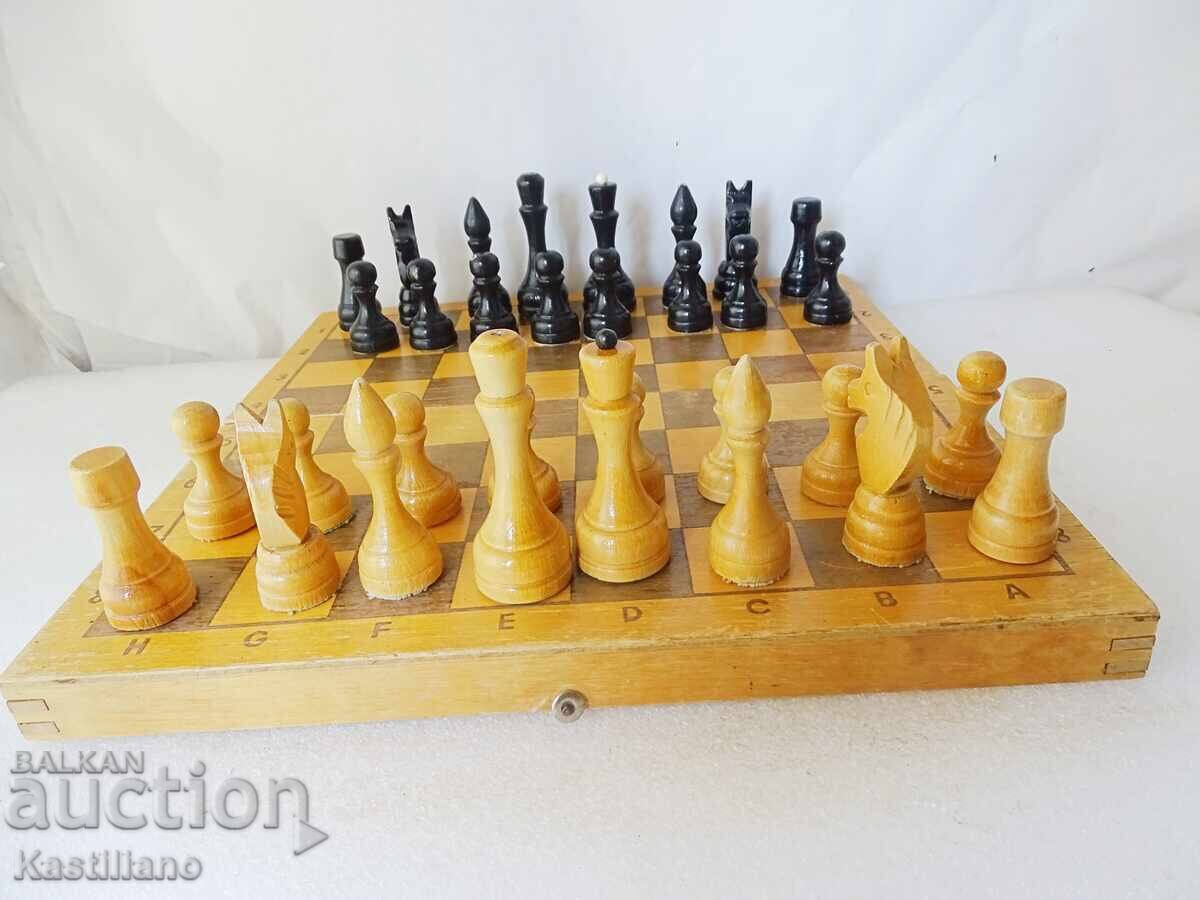 Παράδοση Παλιό ξύλινο σκάκι σε πλήρες σετ