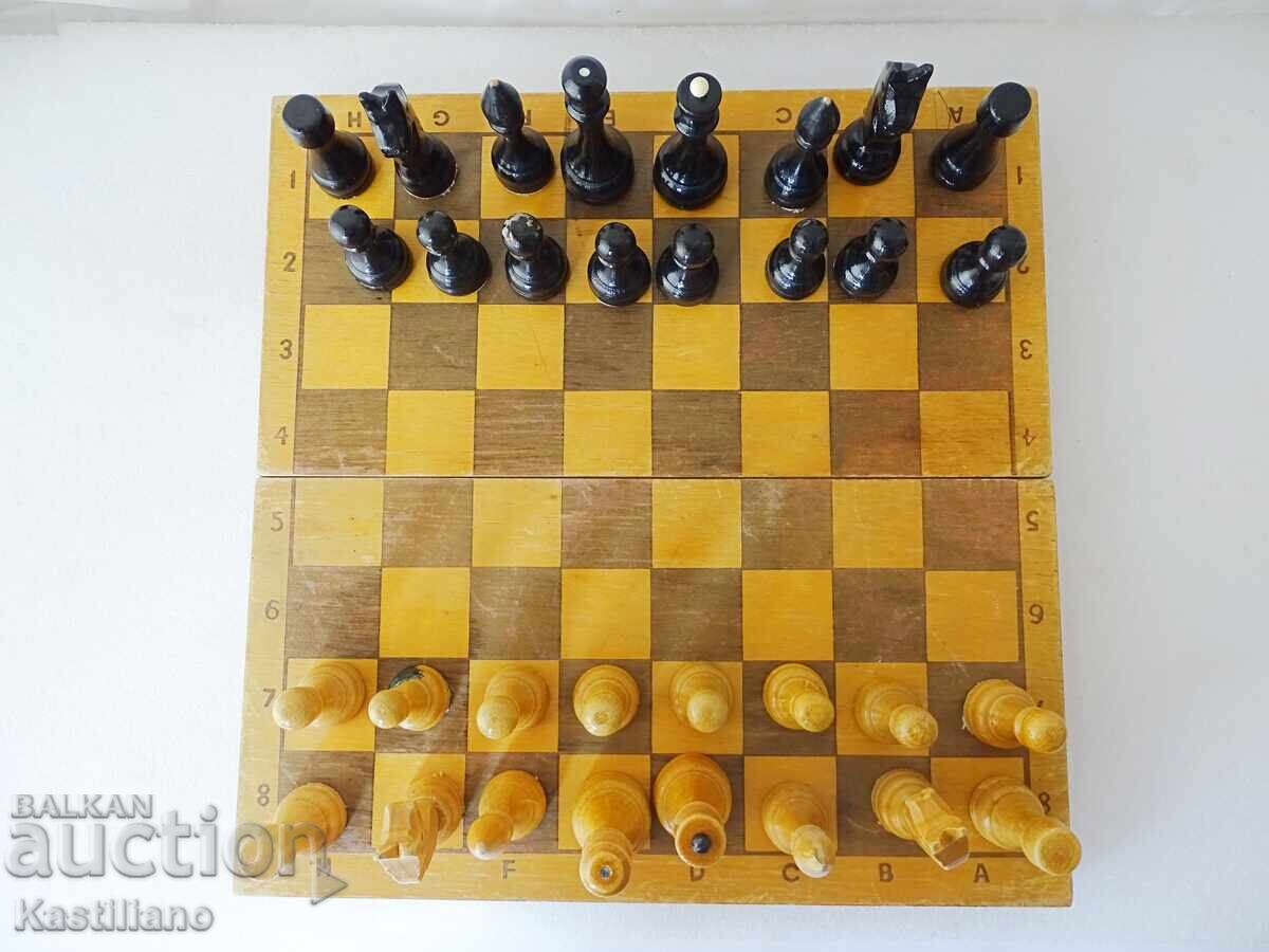 Παλιό ξύλινο σκάκι σε πλήρες σετ