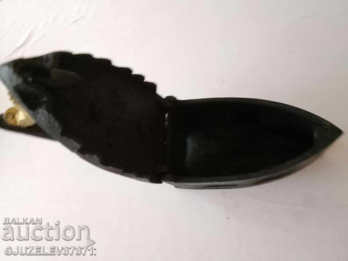 Παλιό σίδερο με κάρβουνα με τιμή 90.00 BGN | € 46.02