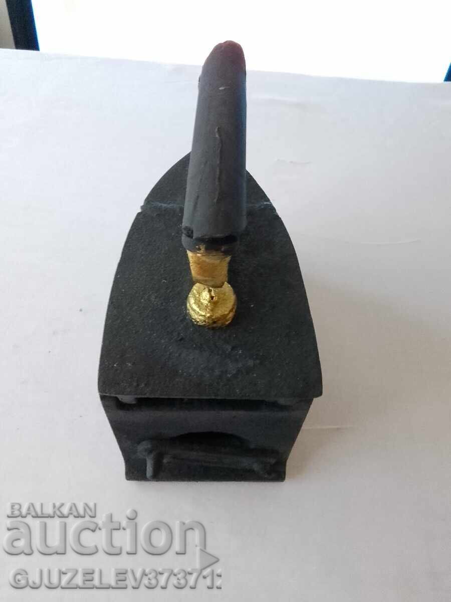 Παράδοση Παλιό σίδερο με κάρβουνα