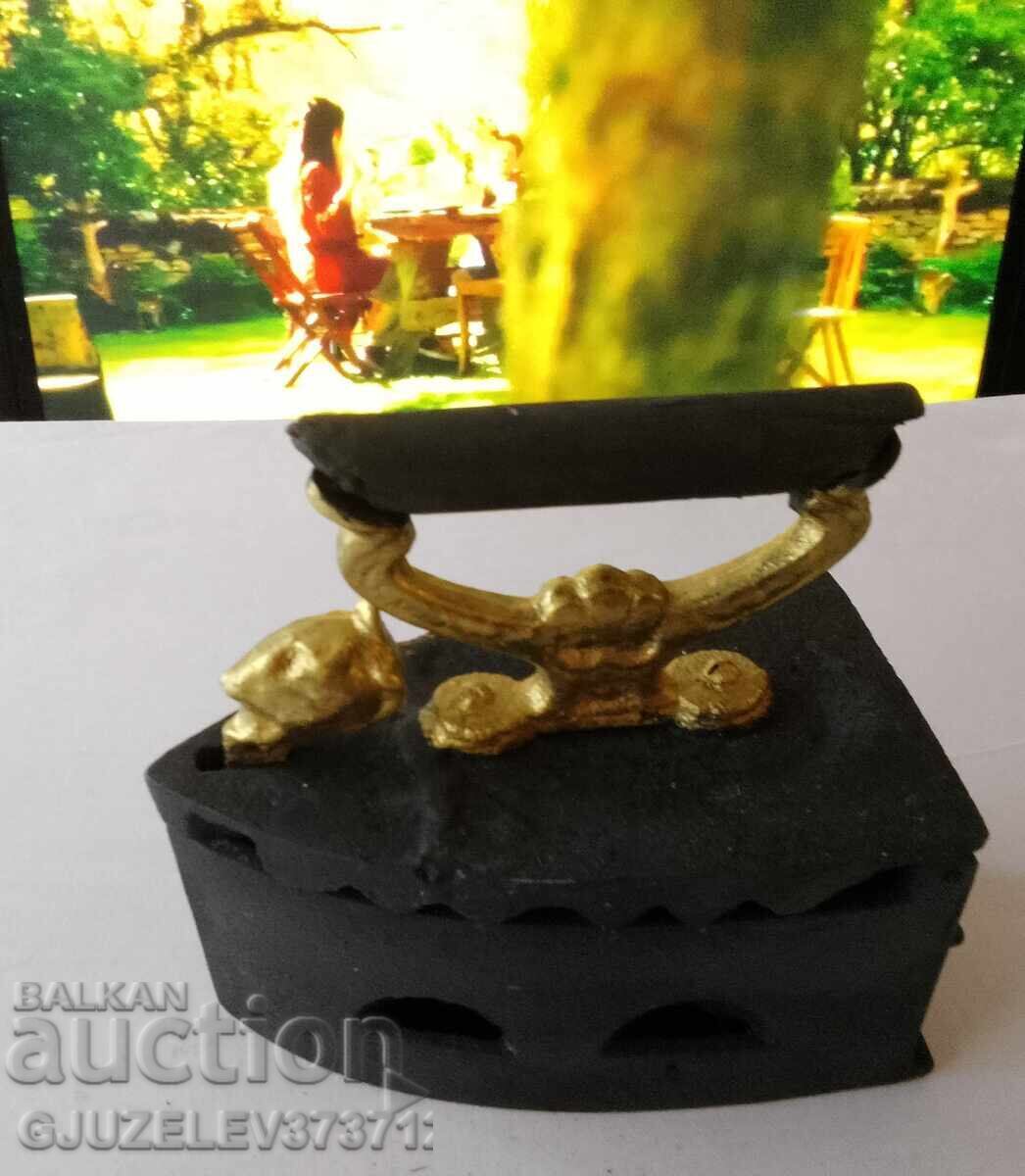 Παλιό σίδερο με κάρβουνα