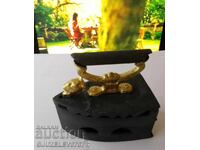 Fier de călcat vechi cu cărbuni