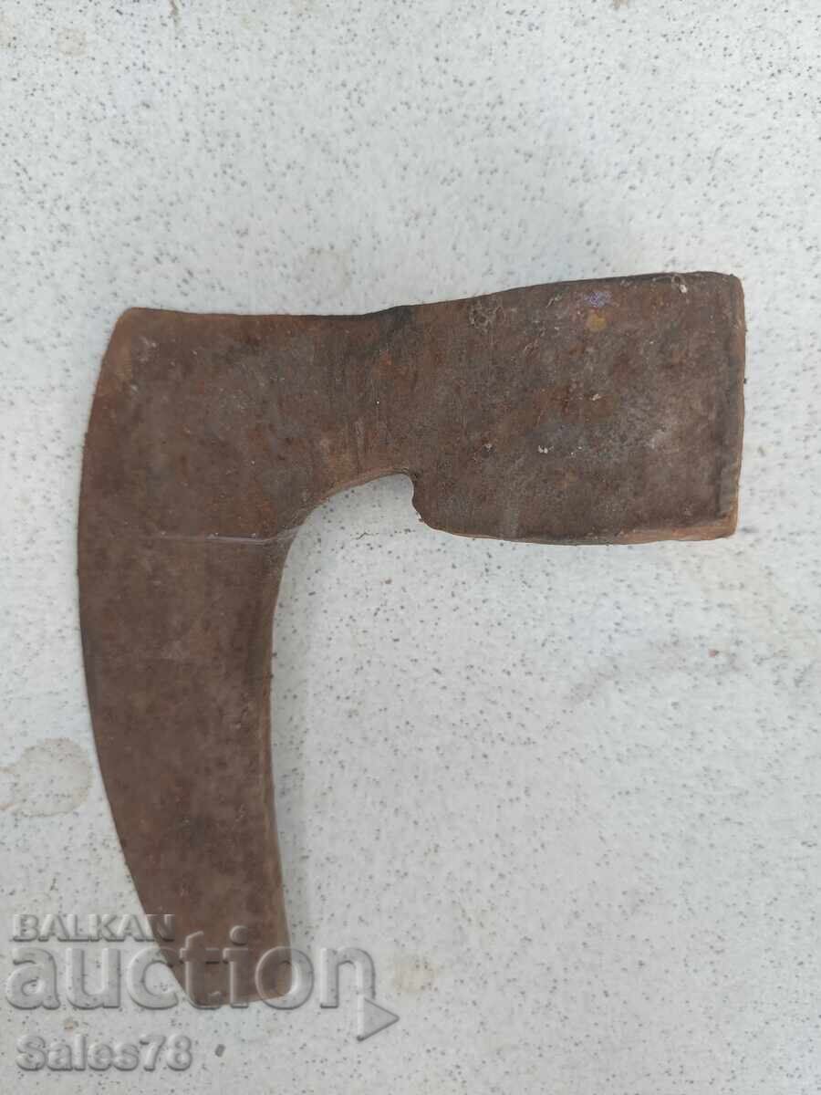 Стара кована брадва